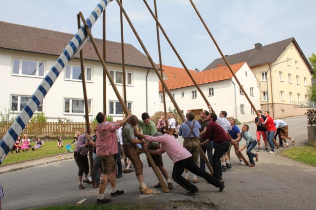 maypole2013-15